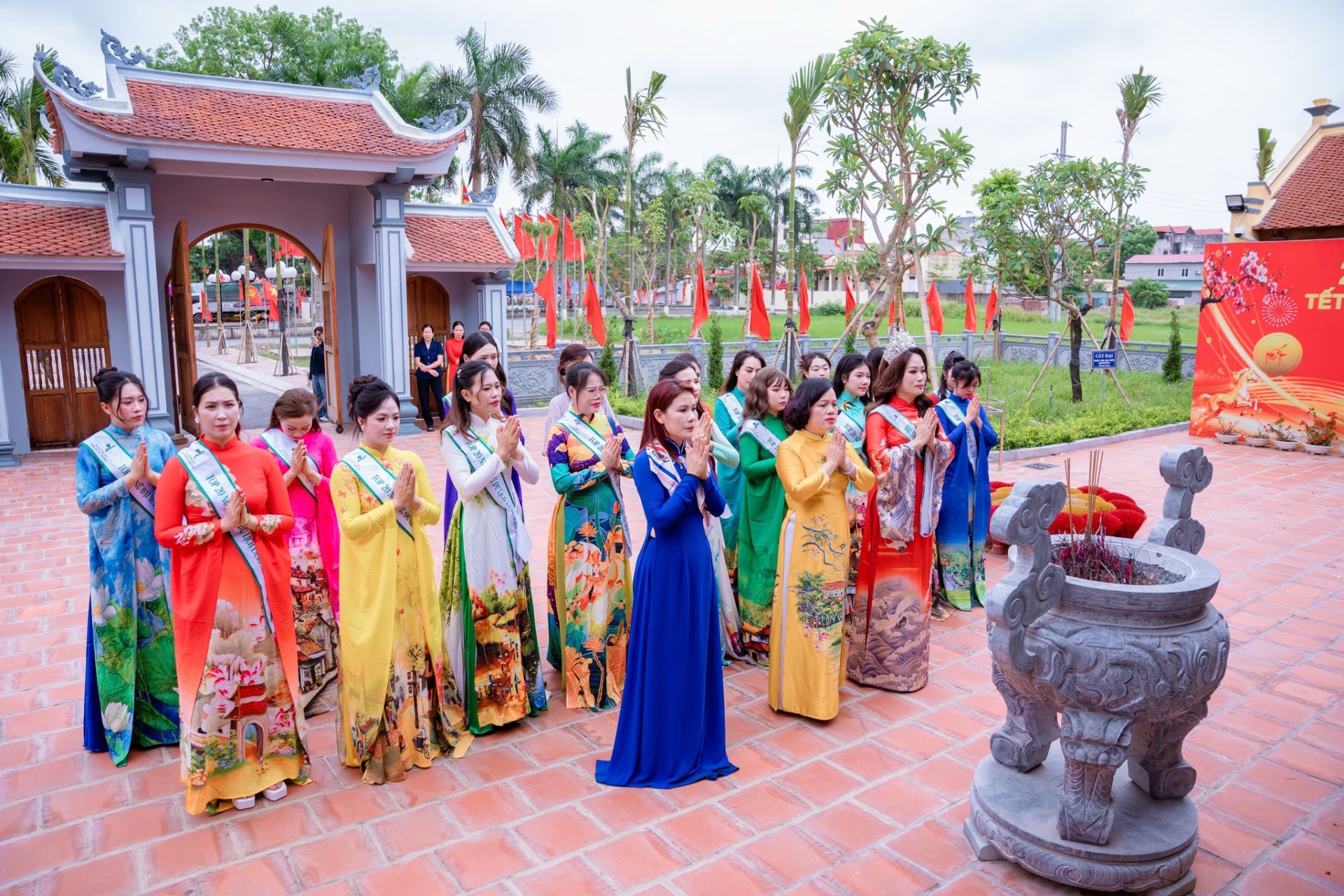 Đo&agrave;n th&agrave;nh k&iacute;nh d&acirc;ng hương tại Khu lưu niệm Trưởng Ban Thường trực Quốc hội B&ugrave;i Bằng Đo&agrave;n, thể hiện sự tri &acirc;n v&agrave; t&ocirc;n k&iacute;nh đối với bậc tiền nh&acirc;n
