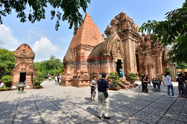 Ph&iacute;a trước Th&aacute;p B&agrave; P&ocirc; Nagar