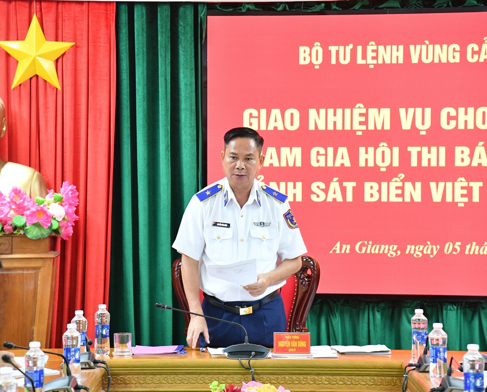 Thiếu tướng Nguyễn Văn Dũng qu&aacute;n triệt, giao nhiệm vụ cho đo&agrave;n c&aacute;n bộ tham gia hội thi