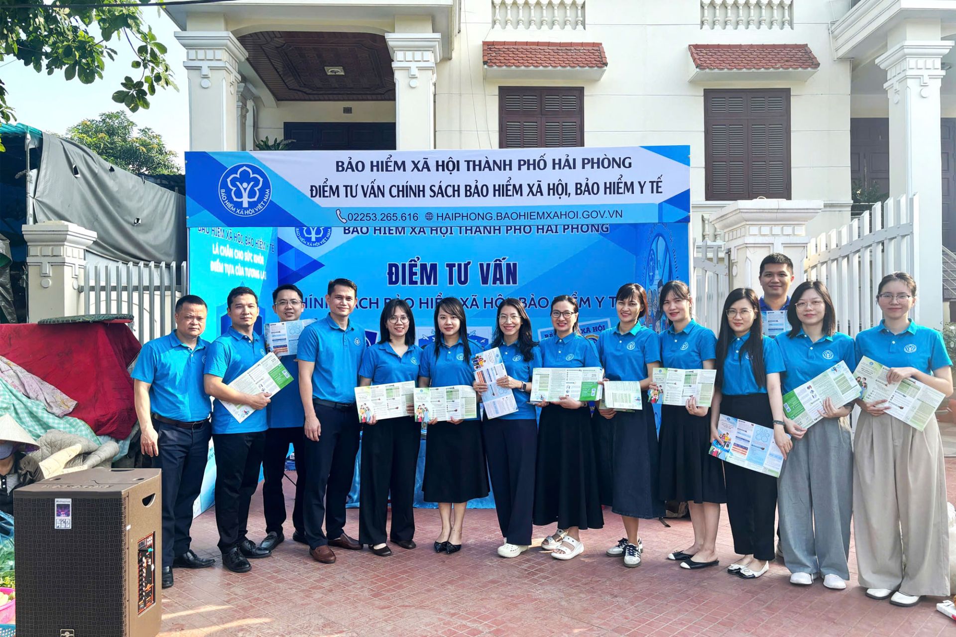 C&aacute;n bộ BHXH th&agrave;nh phố tổ chức tuy&ecirc;n truyền tại Gian h&agrave;ng tư vấn.