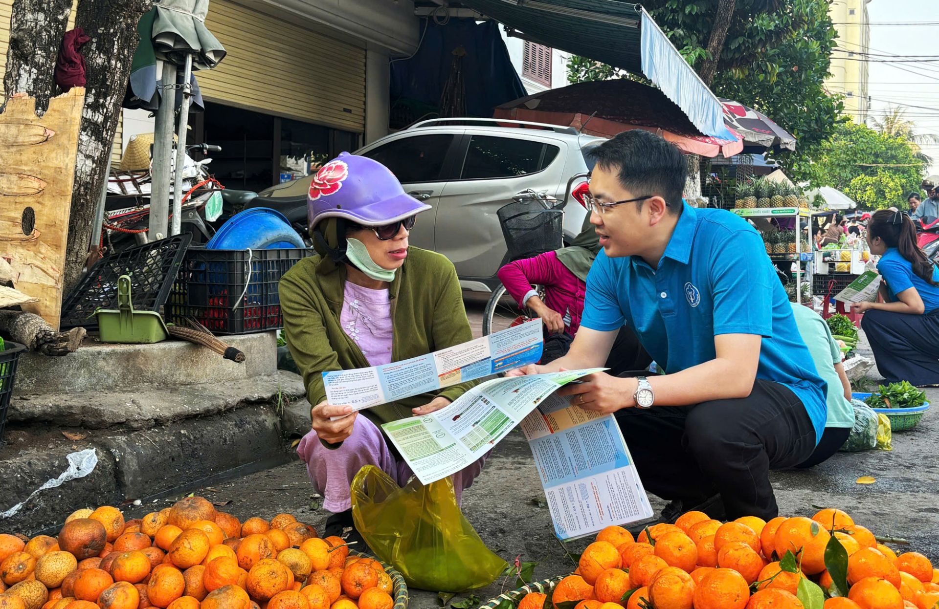 C&aacute;n bộ BHXH th&agrave;nh phố trực tiếp gặp gỡ tiểu thương v&agrave; người d&acirc;n để ph&aacute;t tờ rơi, giải đ&aacute;p c&aacute;c thắc mắc về ch&iacute;nh s&aacute;ch.