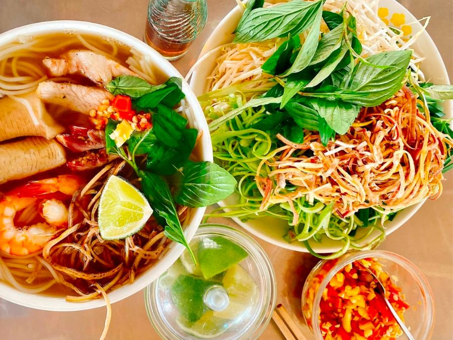 C&aacute;ch chế biến b&uacute;n nước l&egrave;o đ&ograve;i hỏi sự tỉ mỉ từ kh&acirc;u chọn nguy&ecirc;n liệu đến n&ecirc;m nếm.
