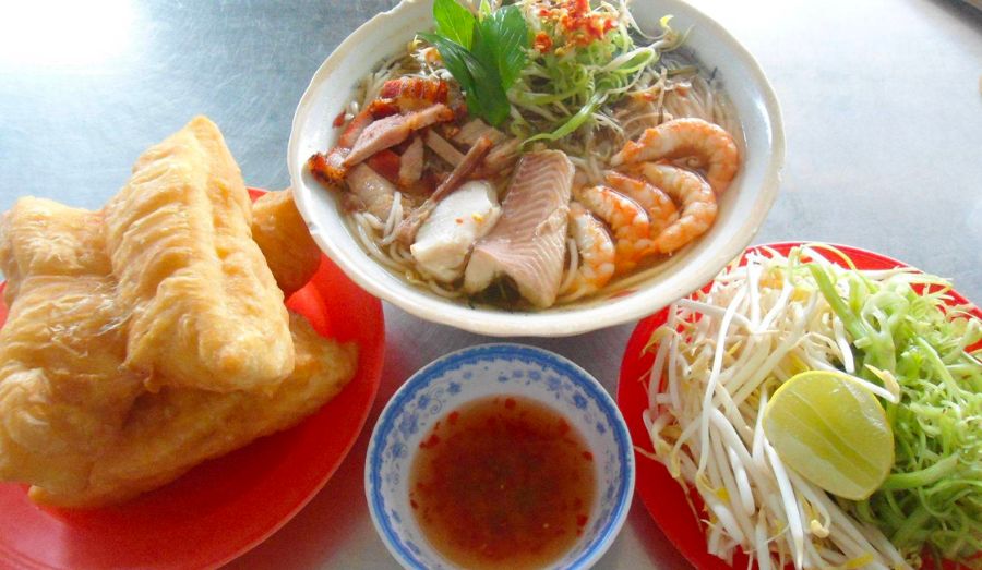 Khẩu vị của b&uacute;n nước l&egrave;o S&oacute;c Trăng đậm đ&agrave; nhưng kh&ocirc;ng ngấy. Nước l&egrave;o mang vị mặn ngọt c&acirc;n bằng, thơm nồng nhờ ngải b&uacute;n v&agrave; sả, kết hợp với vị b&eacute;o gi&ograve;n từ heo quay v&agrave; thịt c&aacute; l&oacute;c ngọt tự nhi&ecirc;n