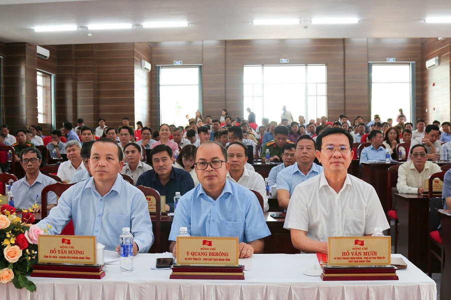 C&aacute;c đồng ch&iacute;: Hồ Văn Mười, Ủy vi&ecirc;n BCH Trung ương Đảng, Ph&oacute; B&iacute; thư Tỉnh ủy, Chủ tịch UBND tỉnh; Y Quang BKr&ocirc;ng, UVBTV, Ph&oacute; Chủ tịch HĐND tỉnh; Đỗ Tấn Sương, TUV, Ch&aacute;nh Văn ph&ograve;ng UBND tỉnh tham dự Hội nghị