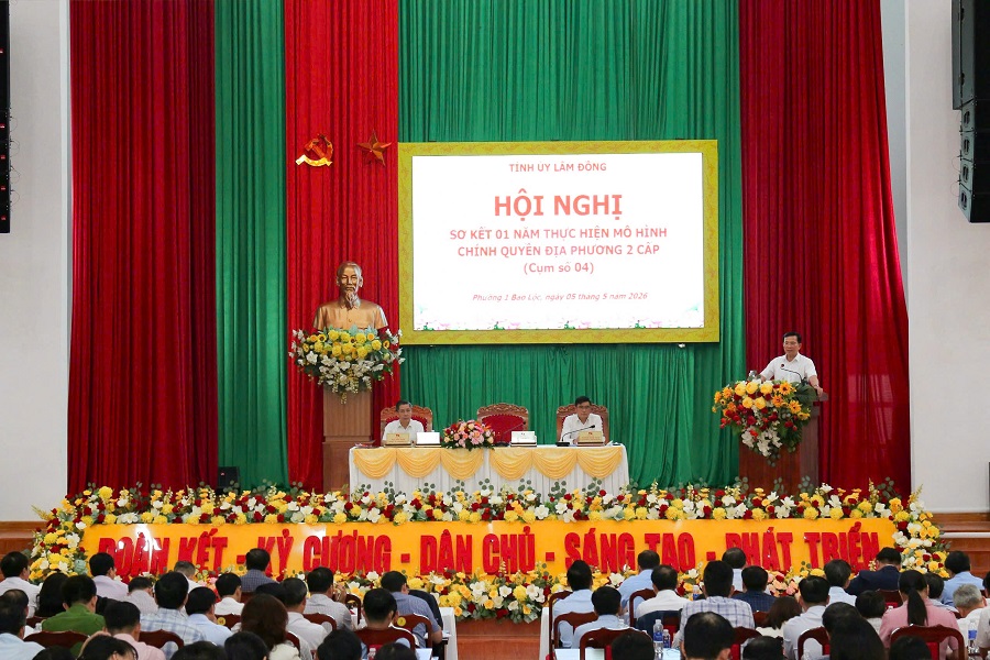 Đồng ch&iacute; Hồ Văn Mười, Ủy vi&ecirc;n Ban Chấp h&agrave;nh Trung ương Đảng, Ph&oacute; B&iacute; thư Tỉnh ủy, Chủ tịch UBND tỉnh ph&aacute;t biểu kết luận Hội nghị