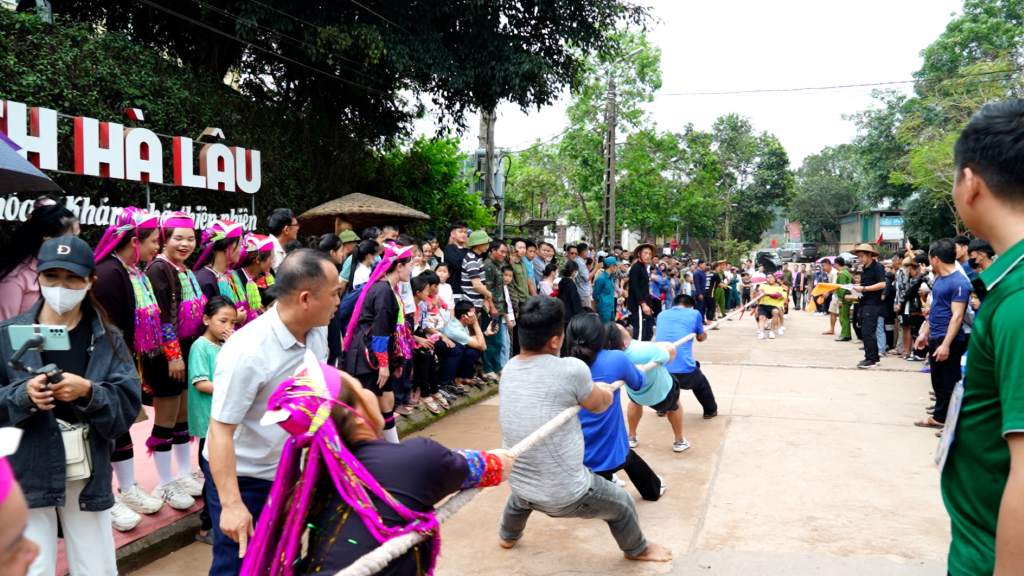 Khuyến kh&iacute;ch c&aacute;c sinh hoạt cộng đồng gắn với gi&aacute;o dục truyền thống v&agrave; ph&aacute;t triển du lịch bền vững