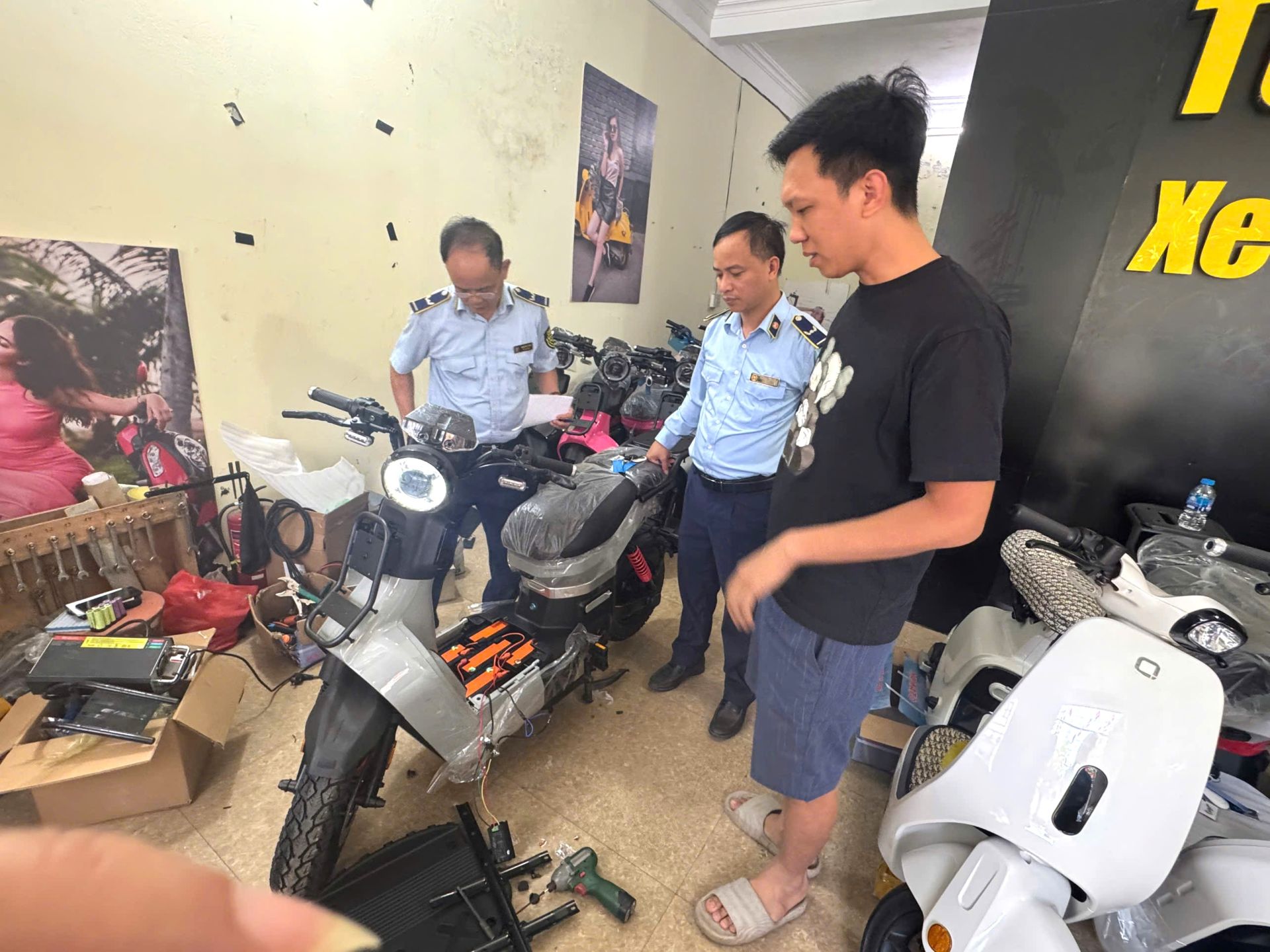 Hà Nội: Phát hiện cơ sở kinh doanh xe đạp điện vi phạm