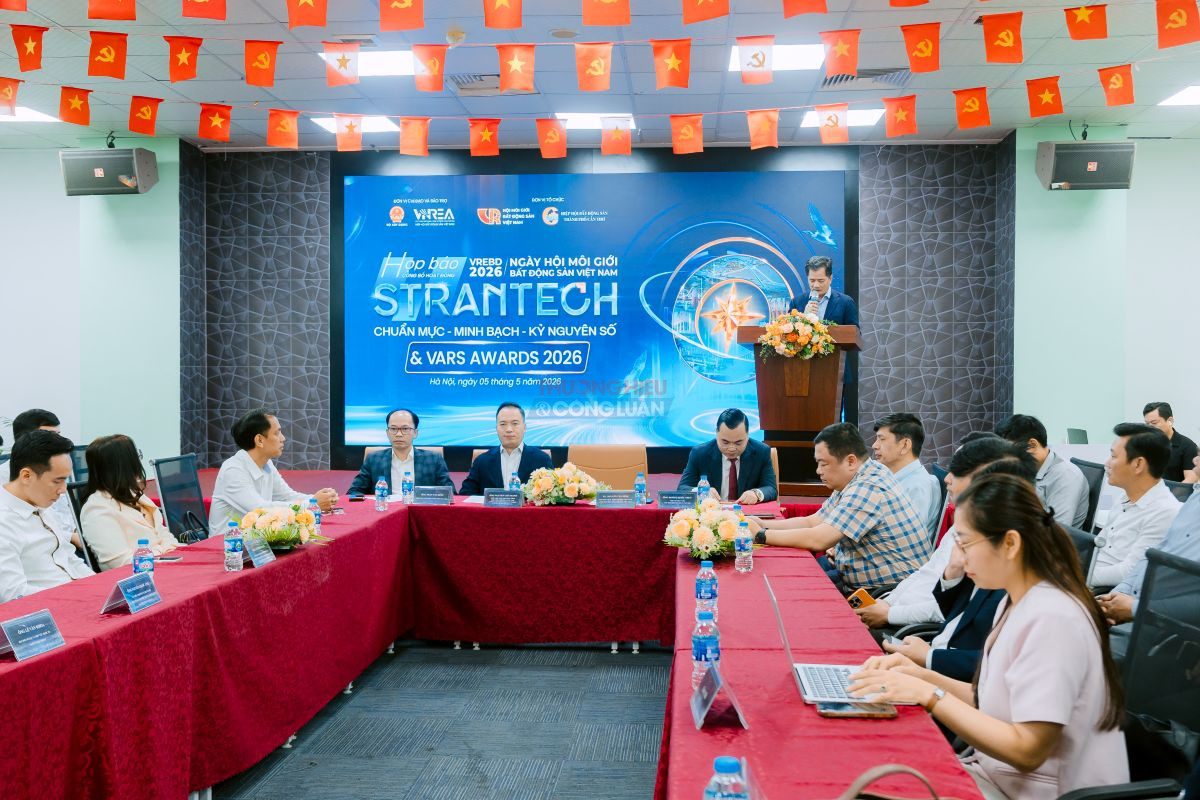 To&agrave;n cảnh buổi họp b&aacute;o