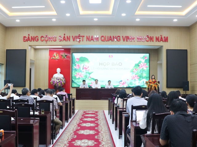 Quang cảnh buổi họp b&aacute;o.