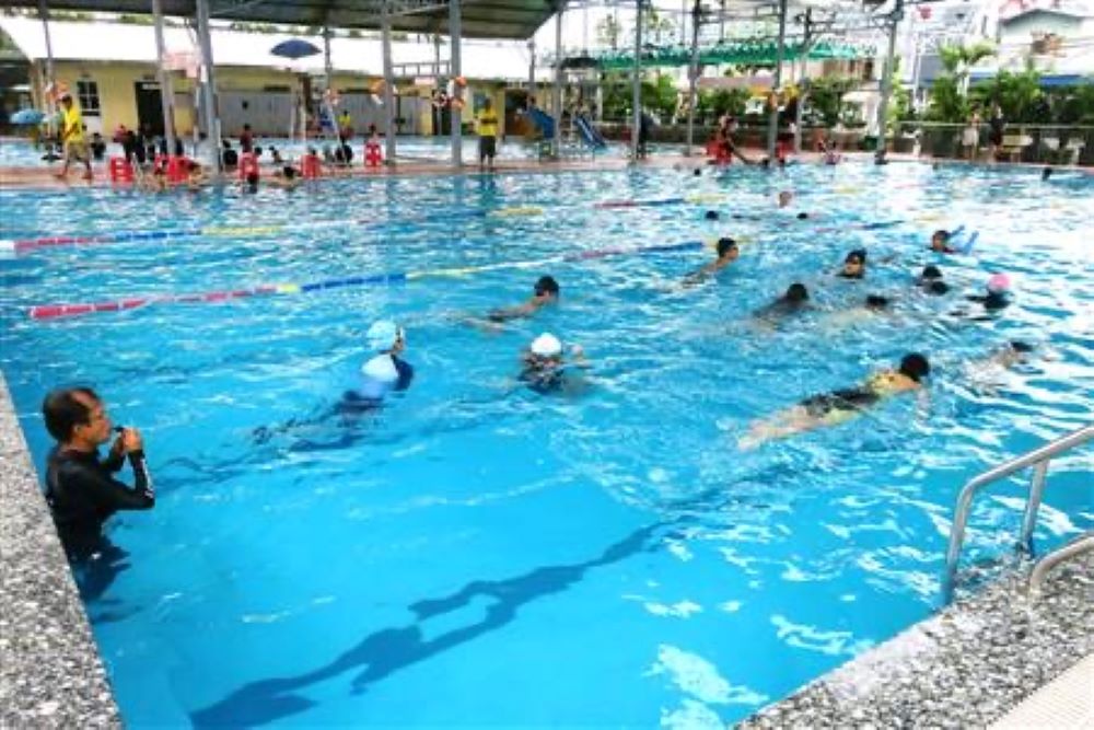 Trẻ em phường An Dương tập bơi.
