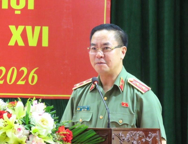 Trung tướng Phạm C&ocirc;ng Nguy&ecirc;n, Cục trưởng Cục Ph&aacute;p chế v&agrave; Cải c&aacute;ch h&agrave;nh ch&iacute;nh, tư ph&aacute;p (Bộ C&ocirc;ng an) thay mặt Đo&agrave;n ĐBQH tỉnh tiếp thu, giải tr&igrave;nh.