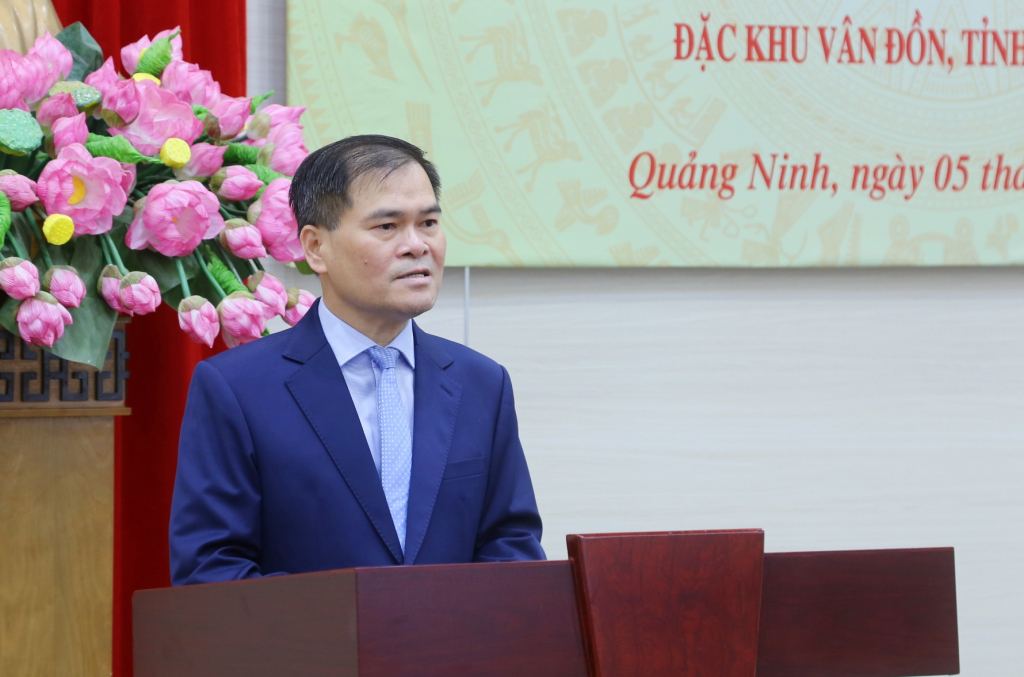 &Ocirc;ng B&ugrave;i Văn Khắng, Chủ tịch UBND tỉnh Quảng Ninh ph&aacute;t biểu tại lễ trao quyết định
