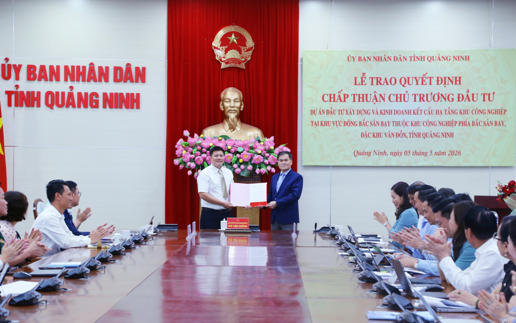 Quảng Ninh: Trao quyết định chấp thuận chủ trương đầu tư KCN Đông Bắc sân bay Vân Đồn