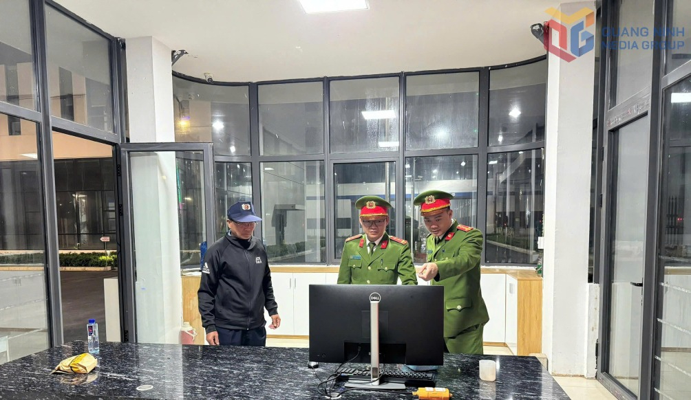 C&ocirc;ng an x&atilde; Quảng H&agrave; kiểm tra c&ocirc;ng t&aacute;c đảm bảo ANTT tại c&aacute;c doanh nghiệp trong KCN cảng biển Hải H&agrave;