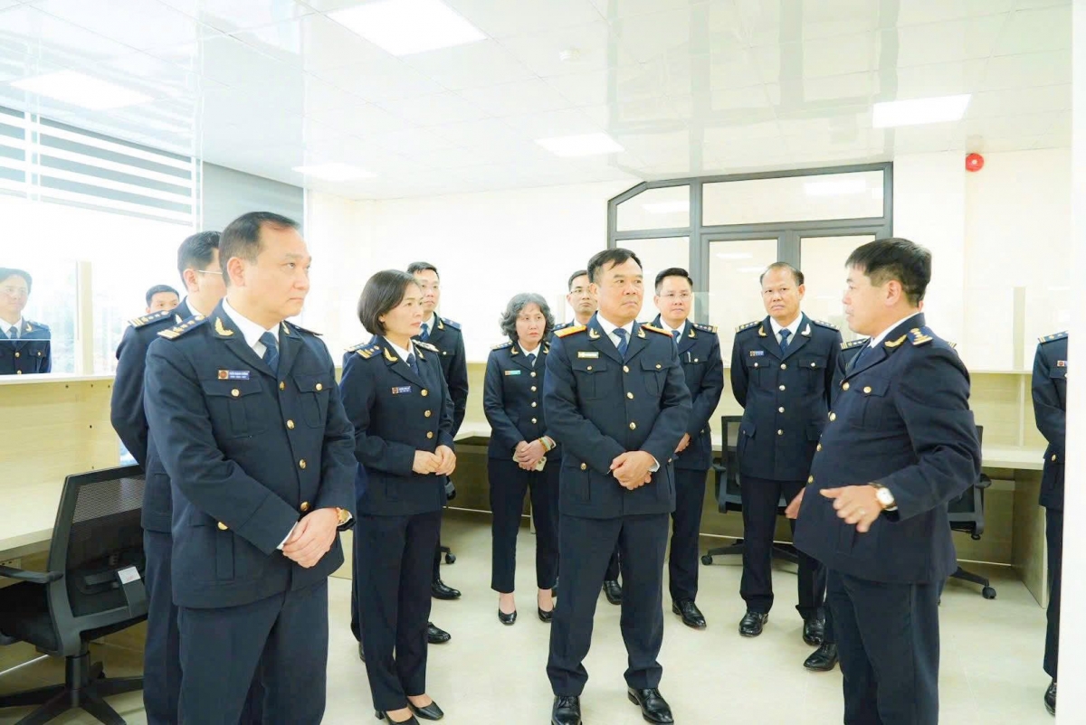 Đo&agrave;n c&ocirc;ng t&aacute;c của Cục Hải quan khảo s&aacute;t tại Trung t&acirc;m th&ocirc;ng quan tập trung của Chi cục Hải quan khu vực III ng&agrave;y 4/3/2026. Ảnh: TB