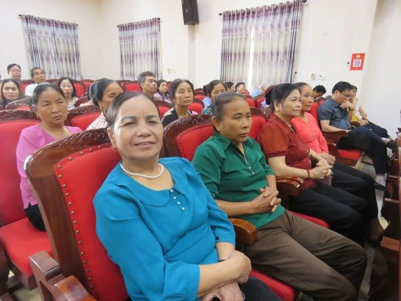 C&aacute;c cử tri tham dự buổi tiếp x&uacute;c