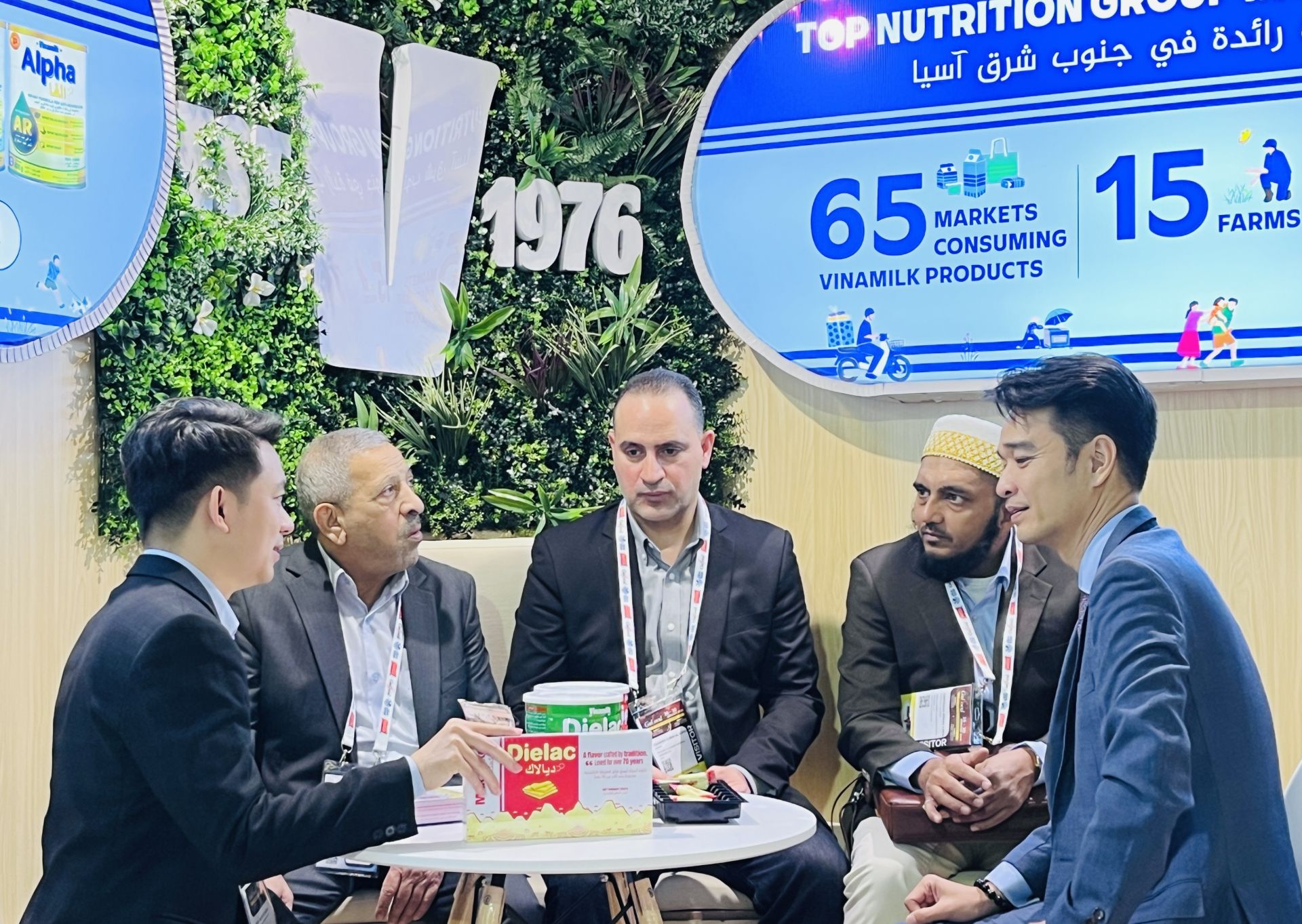 H&igrave;nh 2 (b&aacute;o chọn 1 trong c&aacute;c h&igrave;nh): Vinamilk gặp gỡ đối t&aacute;c, x&uacute;c tiến thương mại tại Hội chợ Quốc tế về Thực phẩm v&agrave; Đồ uống Gulfood 2026 (tại Dubai) v&agrave;o th&aacute;ng 1/2026 v&agrave; vẫn đảm bảo c&aacute;c đơn h&agrave;ng xuất khẩu qua thị trường Trung Đ&ocirc;ng trong qu&yacute; 1. Ảnh: Vi Nam