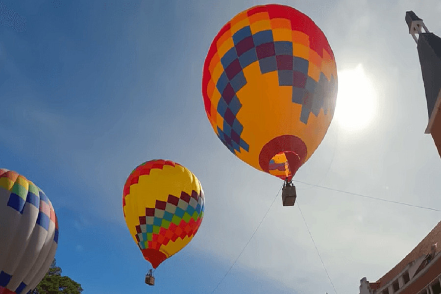 Ngắm L&acirc;m Đồng ng&agrave;n hoa v&agrave; c&aacute;c c&ocirc;ng tr&igrave;nh di sản kiến tr&uacute;c từ khinh kh&iacute; cầu.Ảnh: Festival Hoa Đ&agrave; Lạt 2024