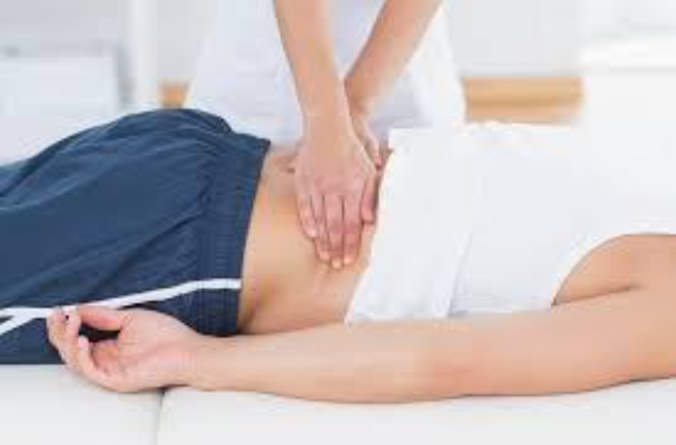Vật l&yacute; trị liệu sẽ gi&uacute;p cải thiện t&igrave;nh trạng đau lưng do gai đốt sống