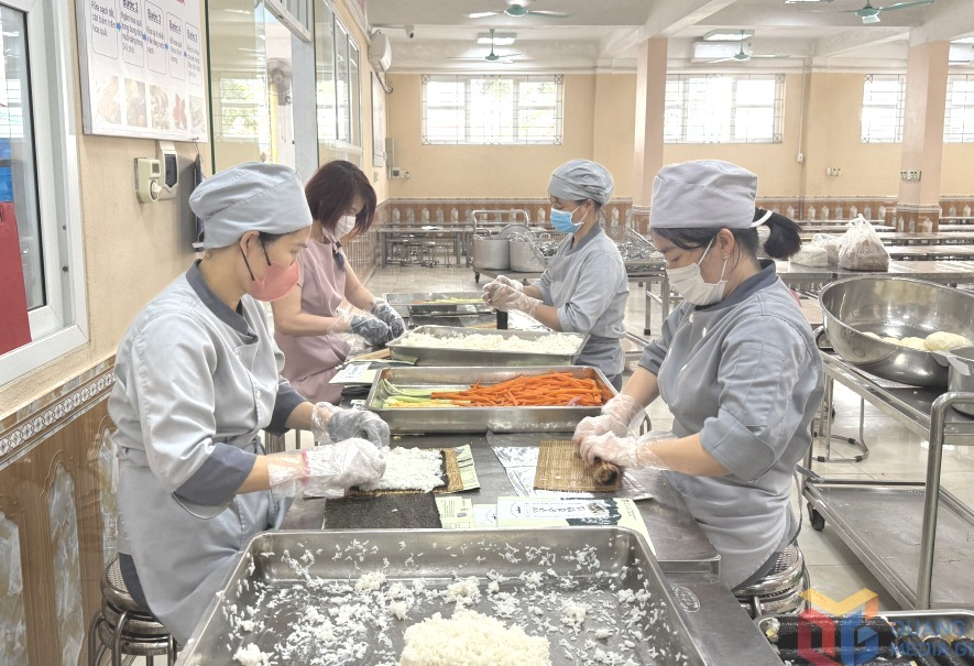 Nh&acirc;n vi&ecirc;n Trường TH - THCS - THPT Văn Lang (phường Hồng Gai) l&agrave;m đồ ăn trưa cho học sinh