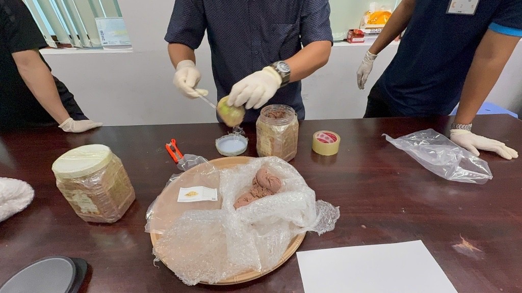 C&aacute;c đối tượng giấu ma t&uacute;y trong mắm t&ocirc;m được Hải quan s&acirc;n bay quốc tế T&acirc;n Sơn Nhất (Chi cục Hải quan khu vực II) ph&aacute;t hiện, bắt giữ. Ảnh: Hải quan khu vực II