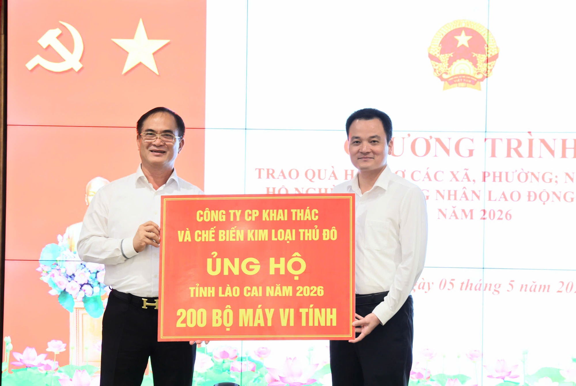 Trao tặng 200 m&aacute;y t&iacute;nh nhằm phục vụ c&ocirc;ng t&aacute;c chuyển đổi số tại c&aacute;c x&atilde;, phường tr&ecirc;n địa b&agrave;n tỉnh L&agrave;o Cai