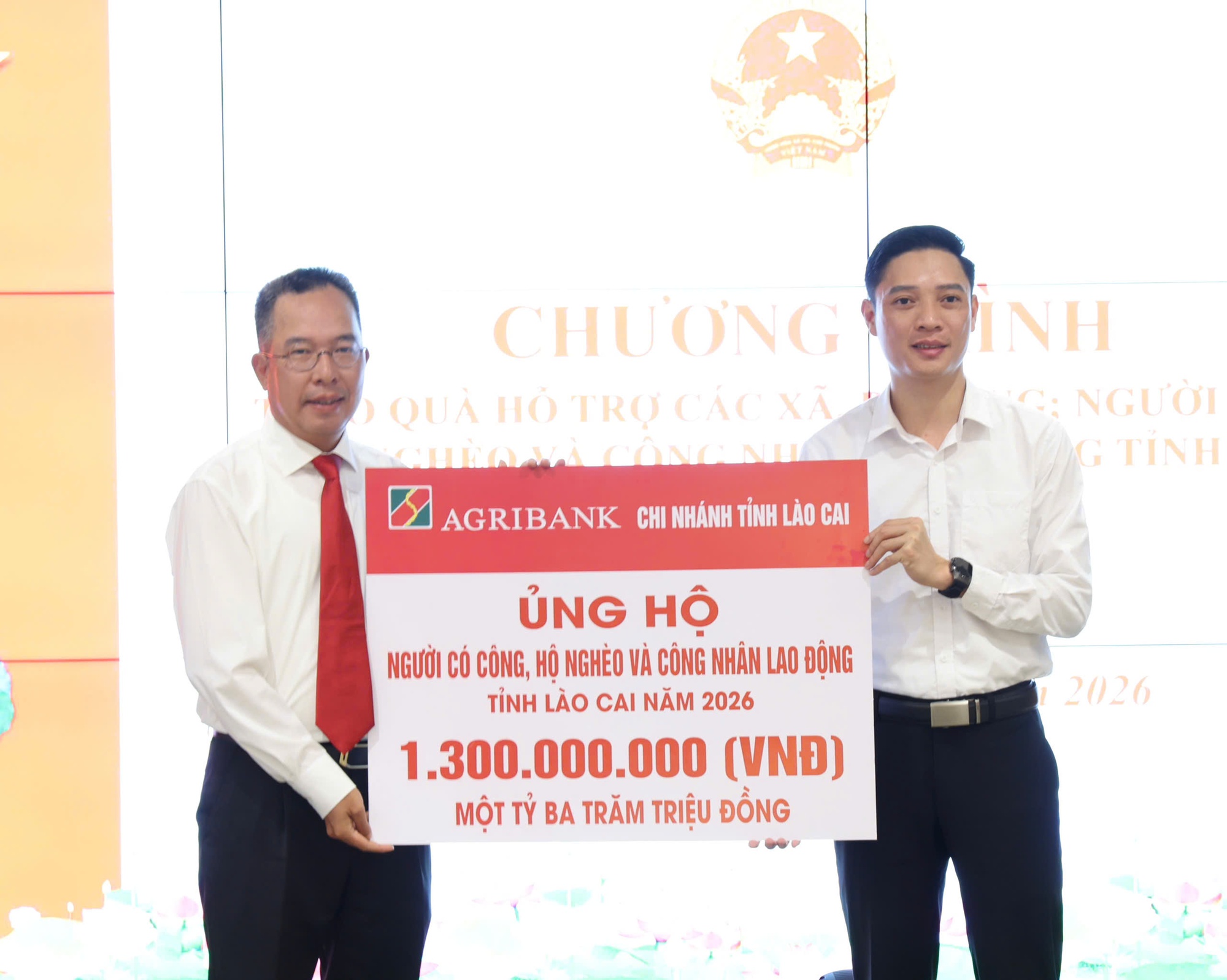 Agribank Chi nh&aacute;nh L&agrave;o Cai trao tặng 1.000 suất qu&agrave; an sinh x&atilde; hội cho người c&oacute; c&ocirc;ng, hộ ngh&egrave;o v&agrave; c&ocirc;ng nh&acirc;n lao động tỉnh L&agrave;o Cai