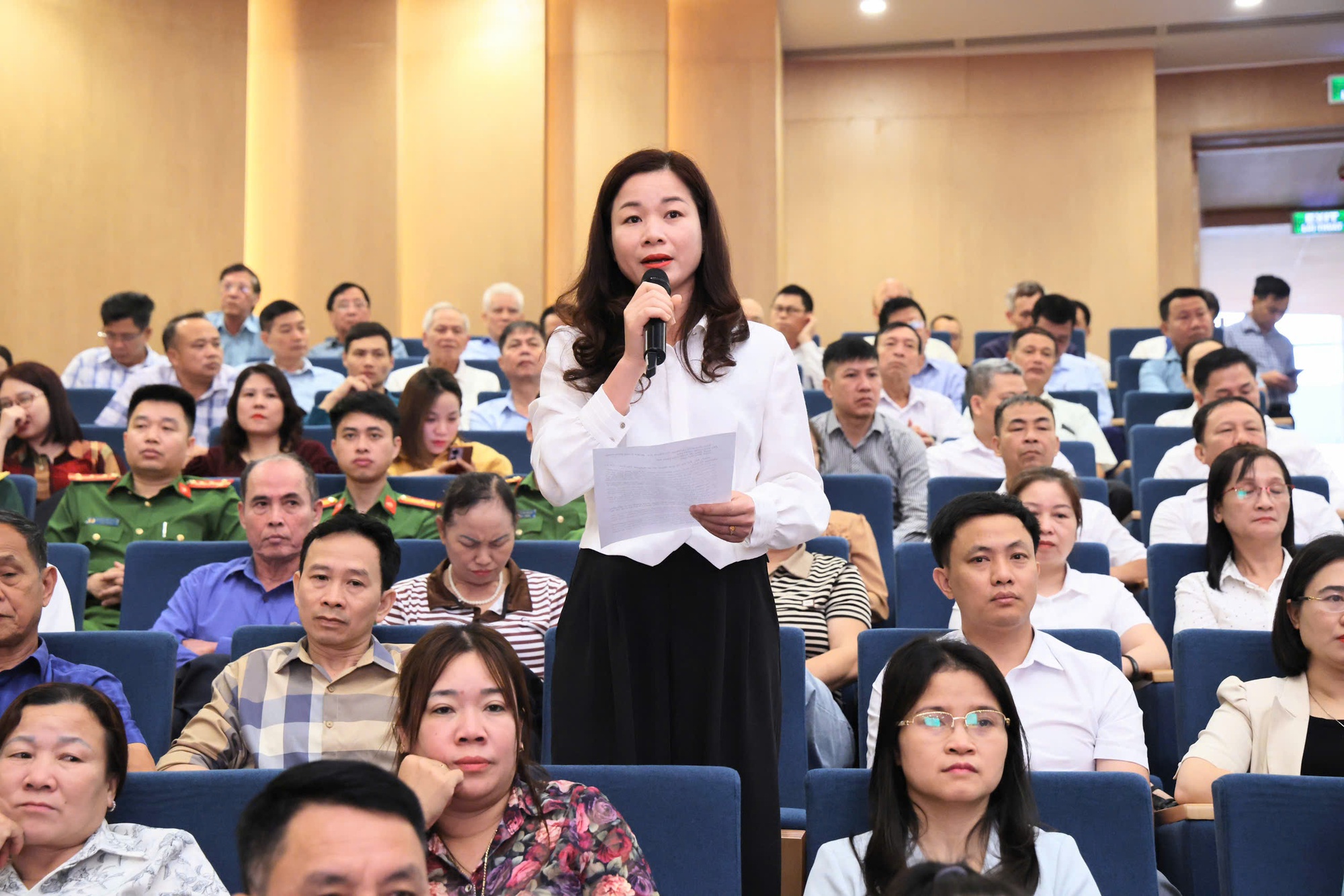 Cử tri n&ecirc;u &yacute; kiến tại Hội nghị