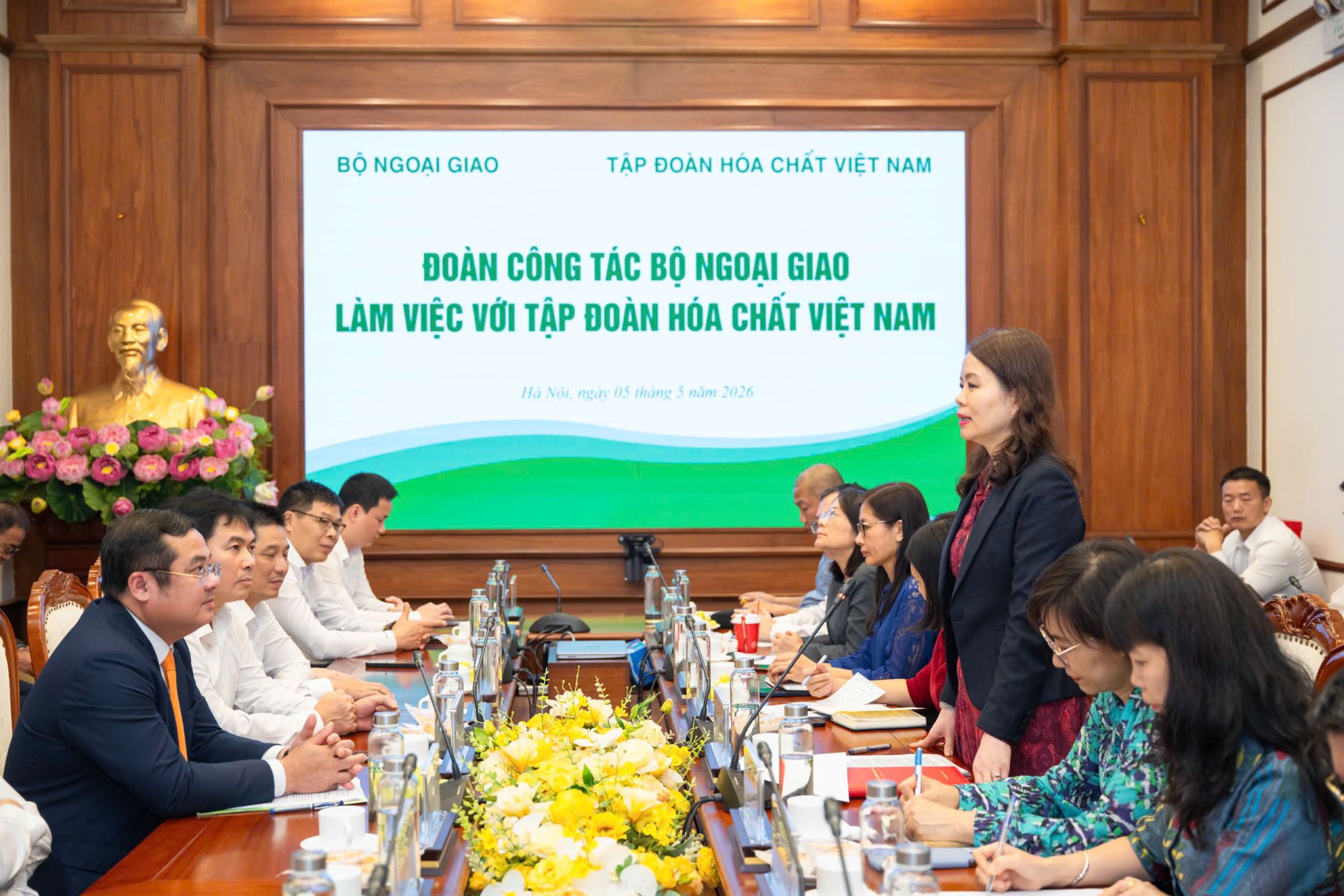 Thứ trưởng Bộ Ngoại giao Nguyễn Minh Hằng ph&aacute;t biểu