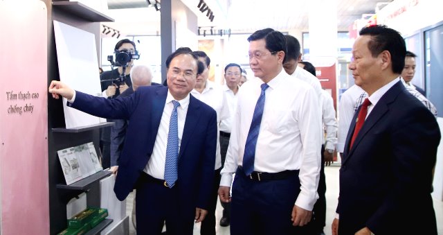 Các đại biểu tham quan khu trưng bày sản phẩm. Các đại biểu tham quan khu trưng bày sản phẩm.