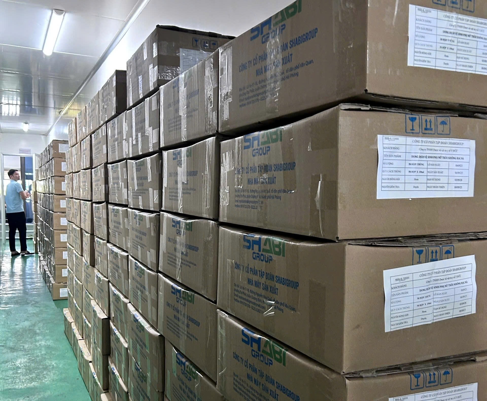 H&agrave;ng ho&aacute; th&agrave;nh phẩm của C&ocirc;ng ty Shabigroup chờ giao cho đơn vị ph&acirc;n phối.