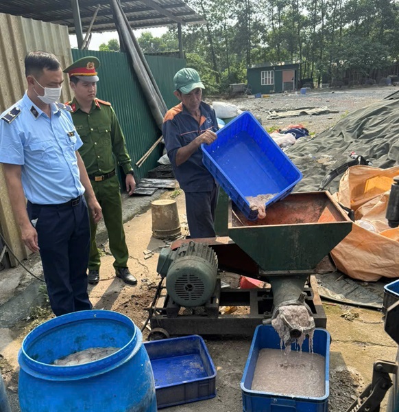 Cơ quan chức năng ti&ecirc;u hủy h&agrave;ng vi phạm