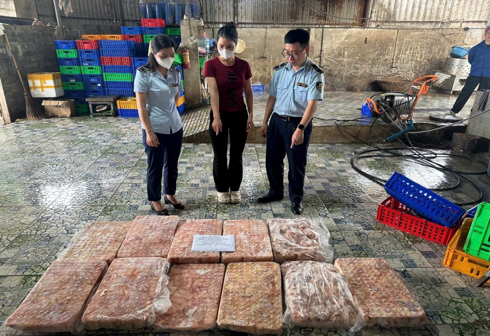 Đội Quản l&yacute; thị trường số 4 kiểm tra l&ocirc; thực phẩm đ&ocirc;ng lạnh kh&ocirc;ng r&otilde; nguồn gốc tại hộ kinh doanh v&agrave;o th&aacute;ng 4/2026. Ảnh: Quỳnh Trang