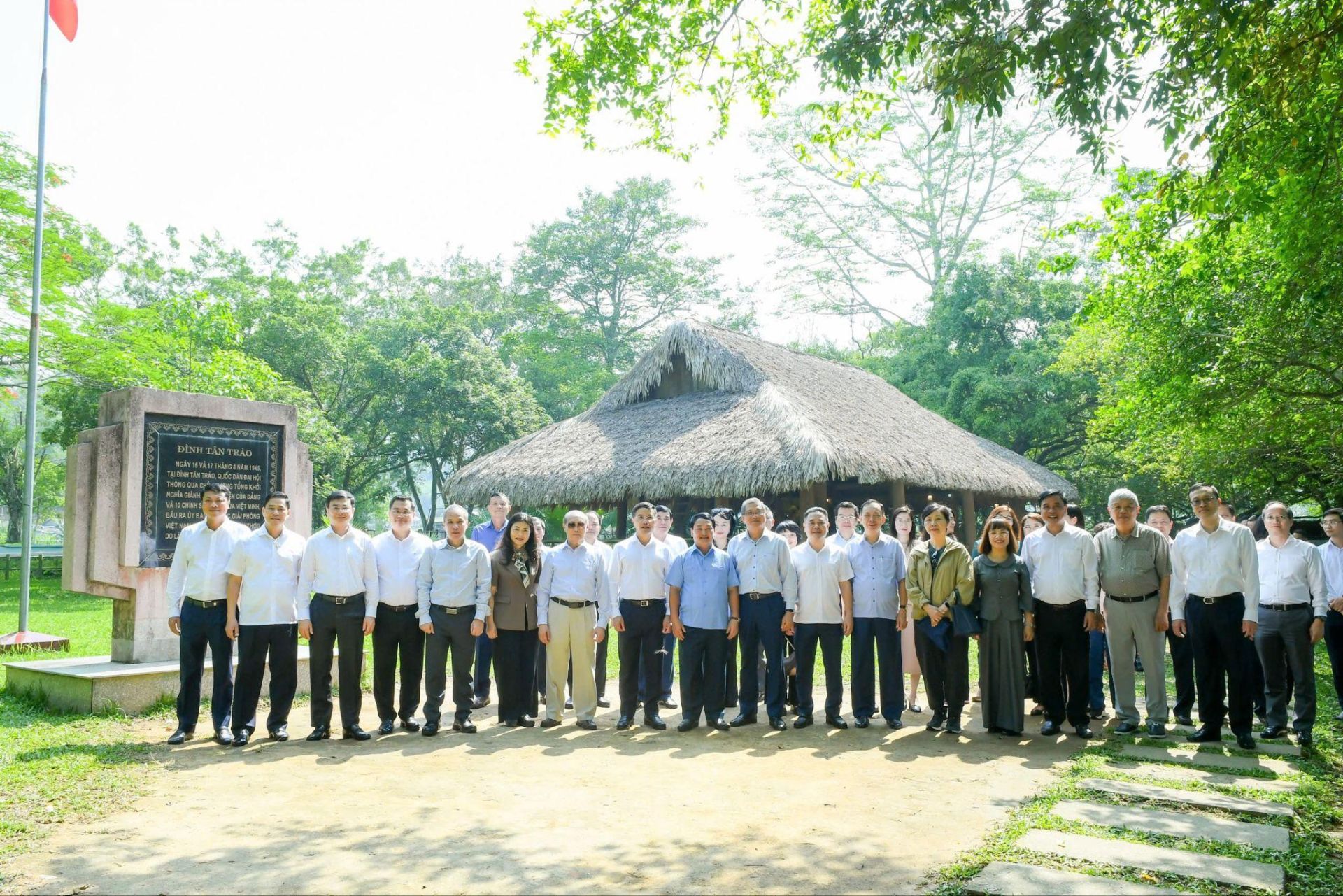 C&aacute;c đồng ch&iacute; L&atilde;nh đạo, c&aacute;c đại biểu v&agrave; đo&agrave;n c&ocirc;ng t&aacute;c thăm Đ&igrave;nh T&acirc;n Tr&agrave;o, nơi diễn ra Quốc d&acirc;n Đại hội ng&agrave;y 16-17/8/1945 quyết định Tổng khởi nghĩa gi&agrave;nh ch&iacute;nh quyền