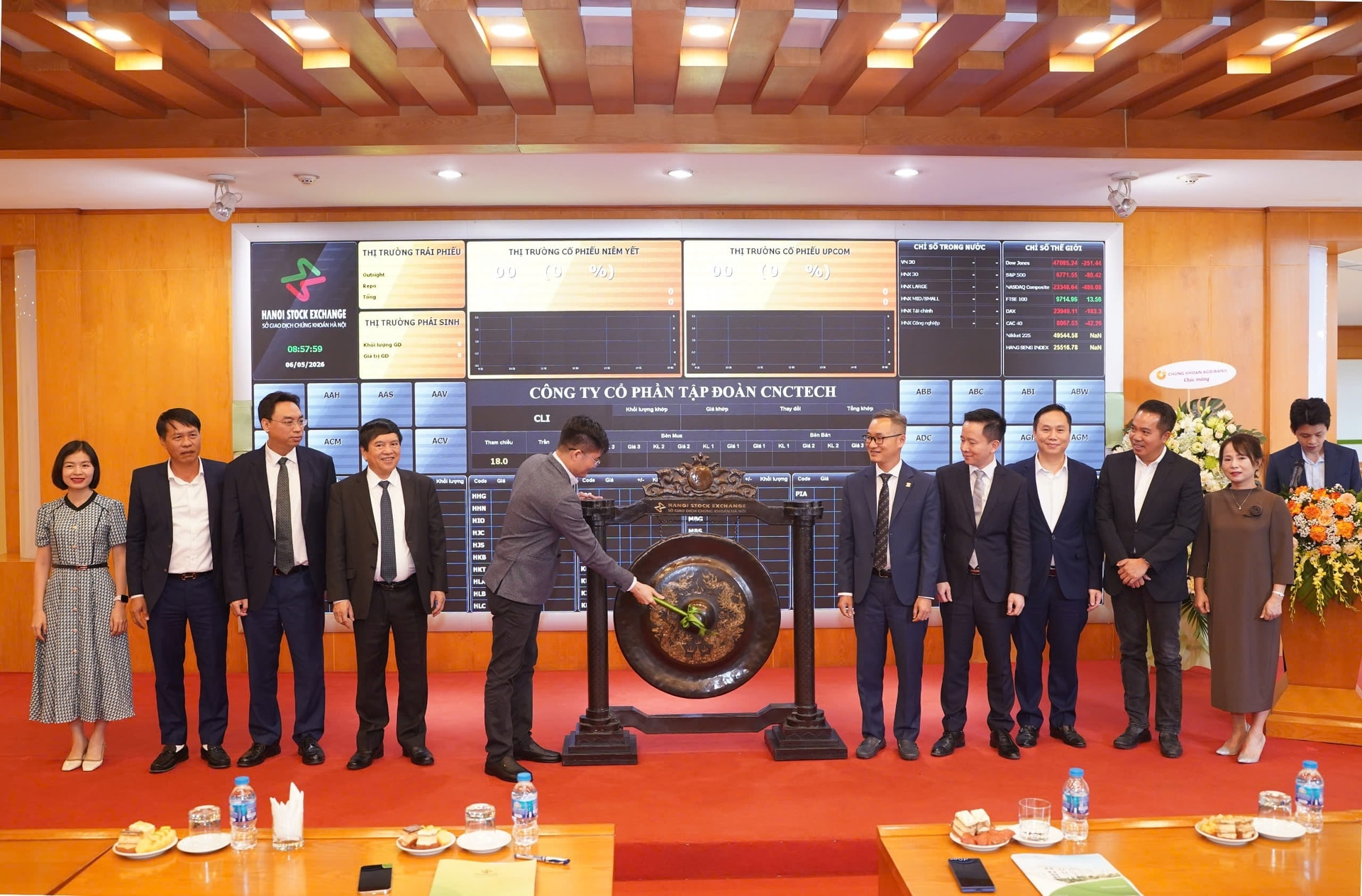 Ban l&atilde;nh đạo Tập đo&agrave;n CNCTech thực hiện nghi lễ đ&aacute;nh cồng khai trương giao dịch cổ phiếu