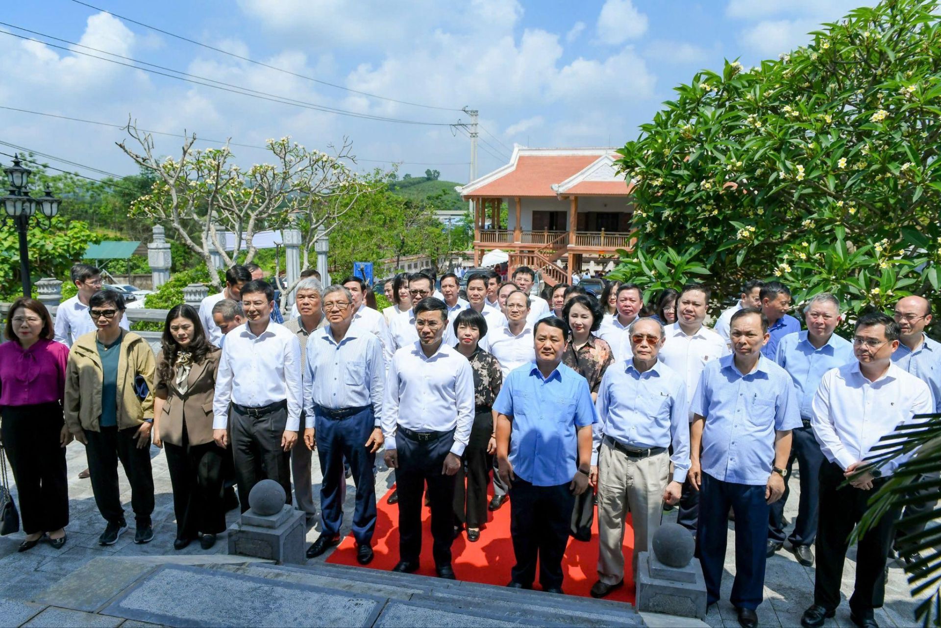 Đồng ch&iacute; Phạm Đức Ấn, Thống đốc NHNN v&agrave; đồng ch&iacute; Hầu A Lềnh, B&iacute; thư Tỉnh ủy Tuy&ecirc;n Quang c&ugrave;ng c&aacute;c đồng ch&iacute; L&atilde;nh đạo NHNN, c&aacute;c đại biểu v&agrave; đo&agrave;n c&ocirc;ng t&aacute;c d&acirc;ng hoa, d&acirc;ng hương tại Th&aacute;p Th&ocirc;ng Thi&ecirc;n thuộc Khu di t&iacute;ch lịch sử ng&agrave;nh Ng&acirc;n h&agrave;ng
