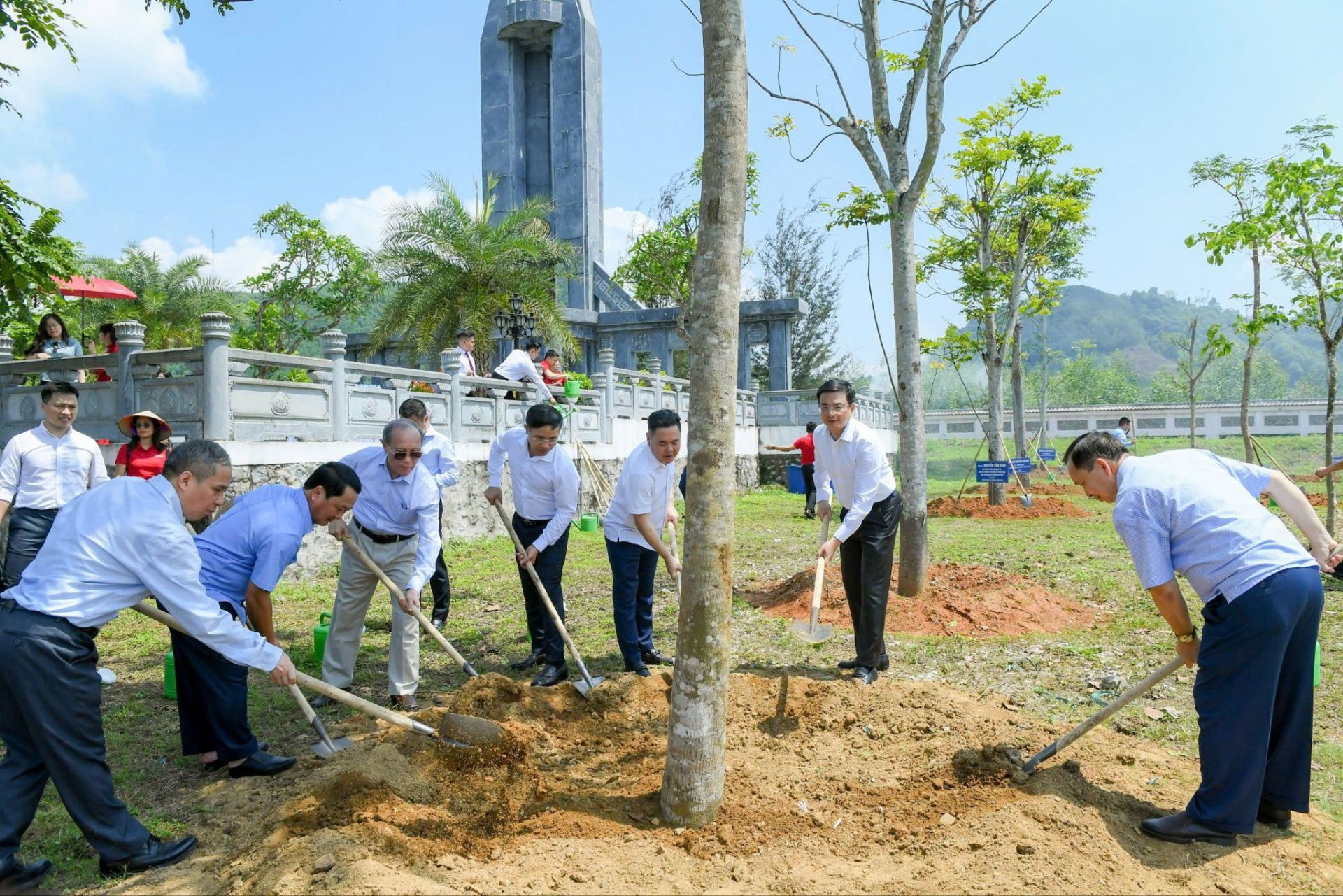 C&aacute;c đồng ch&iacute; L&atilde;nh đạo, nguy&ecirc;n L&atilde;nh đạo NHNN trồng c&acirc;y tại Khu di t&iacute;ch Lịch sử ng&agrave;nh Ng&acirc;n h&agrave;ng