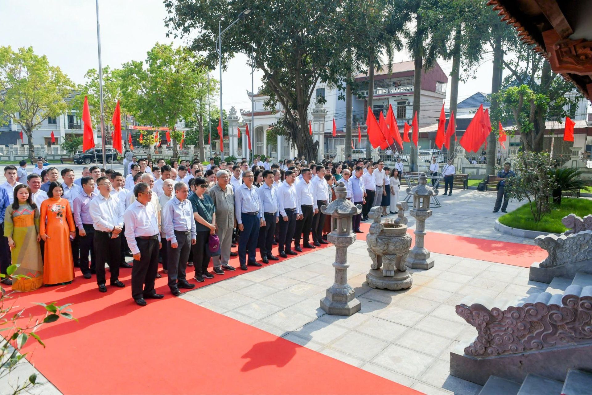 C&aacute;c đồng ch&iacute; L&atilde;nh đạo, c&aacute;c đại biểu v&agrave; đo&agrave;n c&ocirc;ng t&aacute;c thực hiện nghi lễ d&acirc;ng hương, d&acirc;ng hoa trước nh&agrave; tưởng niệm đồng ch&iacute; Nguyễn Lương Bằng