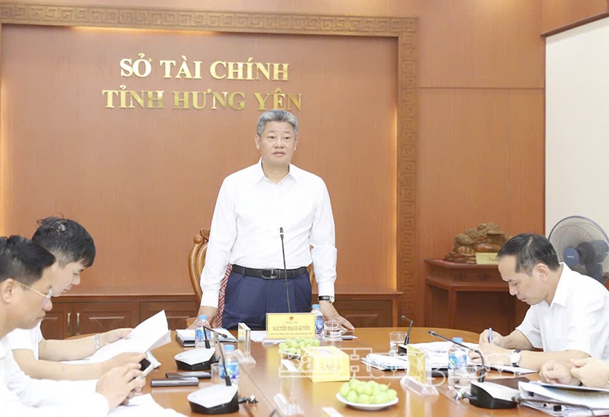 Chủ tịch UBND tỉnh Hưng Y&ecirc;n Nguyễn Mạnh Quyền ph&aacute;t biểu tại cuộc họp.