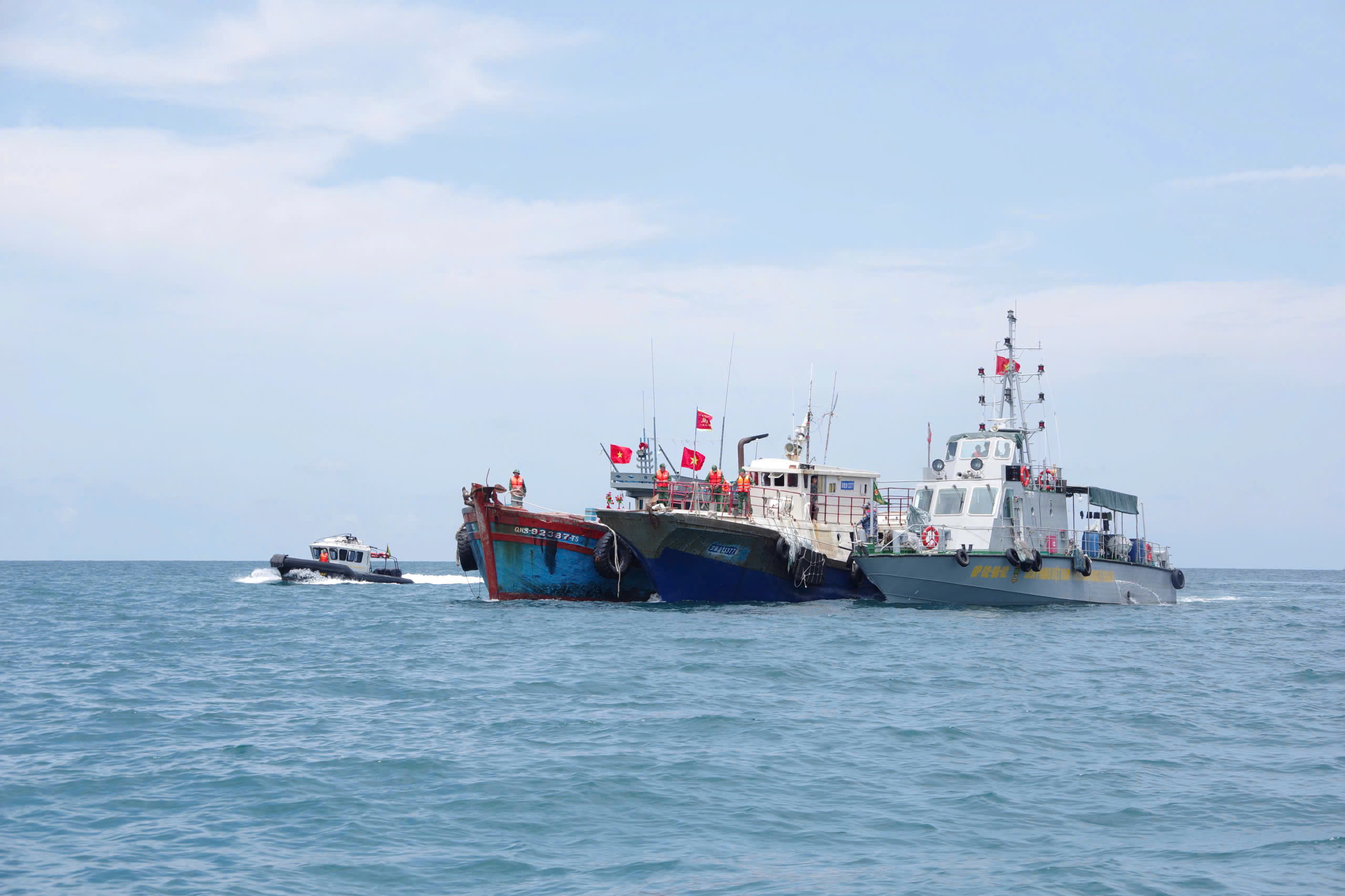 T&agrave;u c&aacute; mang số hiệu 13377 đang được lực lượng Bộ đội Bi&ecirc;n ph&ograve;ng Hải Ph&ograve;ng lai dắt v&agrave;o &Acirc;u cảng.