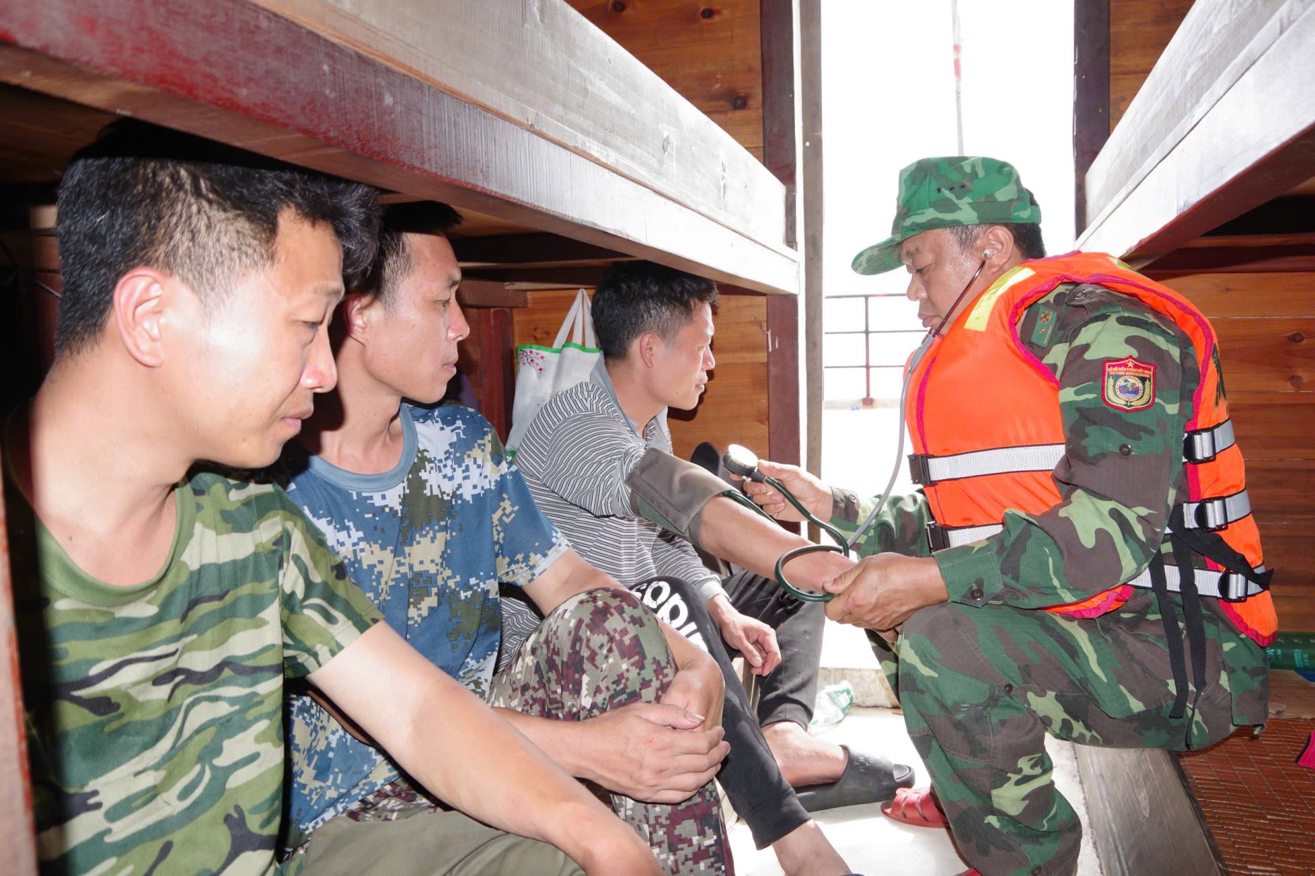 Tổ chức thăm, kh&aacute;m sức khỏe cho c&aacute;c thuyền vi&ecirc;n sau khi được đưa sang t&agrave;u Bi&ecirc;n ph&ograve;ng an to&agrave;n.