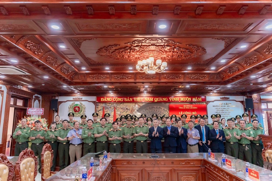 Các đại biểu chụp hình lưu niệm Các đại biểu chụp hình lưu niệm