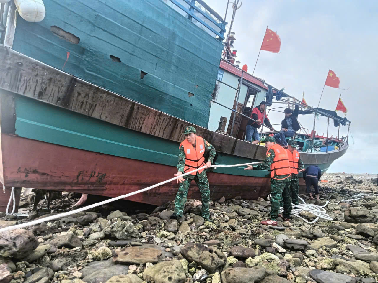 Hải Phòng: Đồn Biên phòng Bạch Long Vĩ cứu nạn 2 tàu cá nước ngoài gặp sự cố trên biển