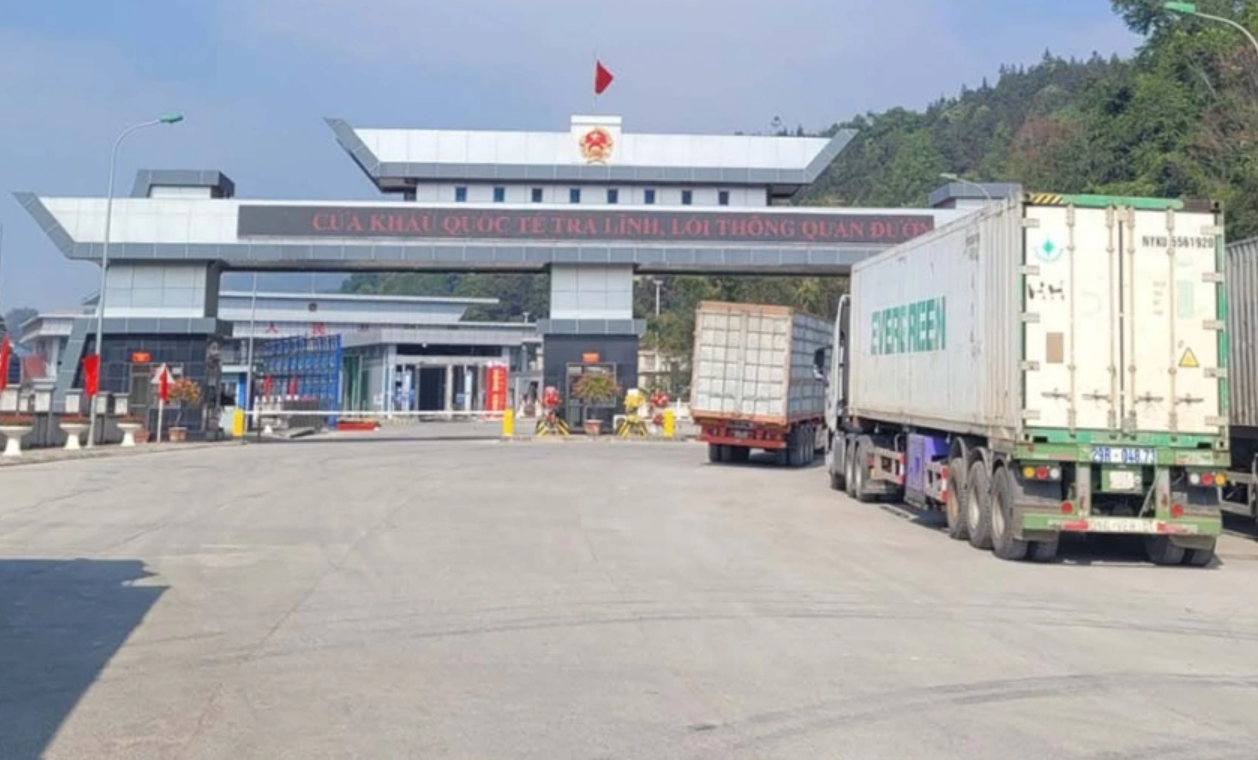 H&agrave;ng h&oacute;a th&ocirc;ng quan qua lối mở N&agrave; Đoỏng (cửa khẩu Quốc tế Tr&agrave; Lĩnh, huyện Tr&ugrave;ng Kh&aacute;nh, tỉnh Cao Bằng). Ảnh: CL