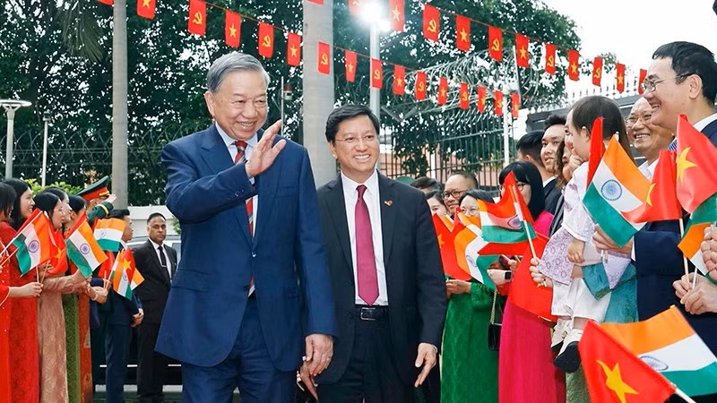 Tổng Bí thư, Chủ tịch nước Tô Lâm gặp gỡ cán bộ Đại sứ quán và cộng đồng người Việt Nam tại Ấn Độ
