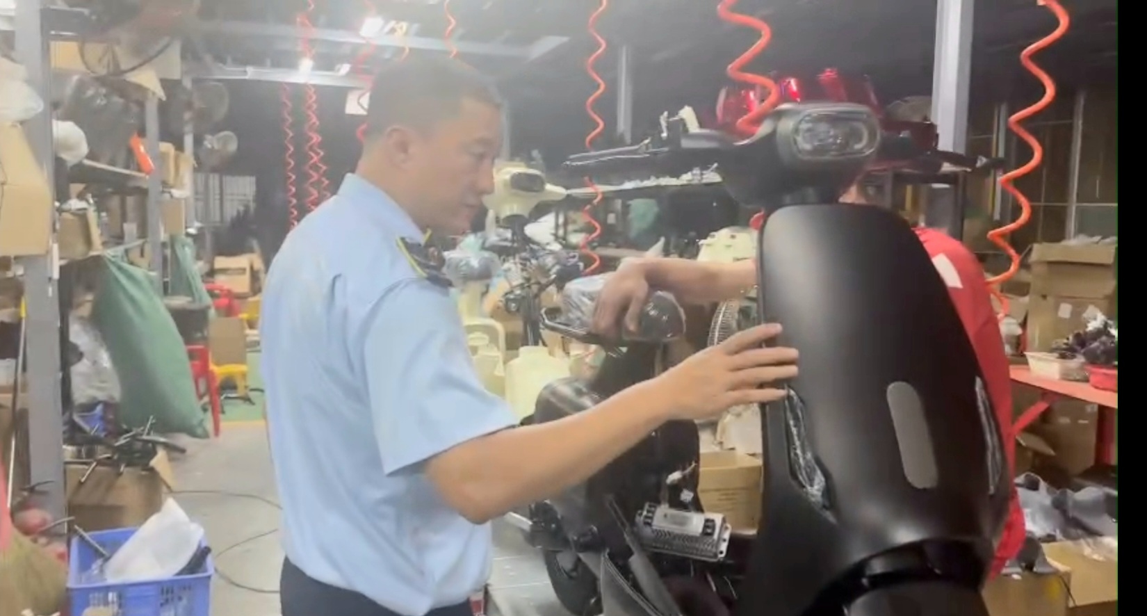 Hà Nội phát hiện cơ sở lắp ráp xe đạp điện vượt tốc độ cho phép