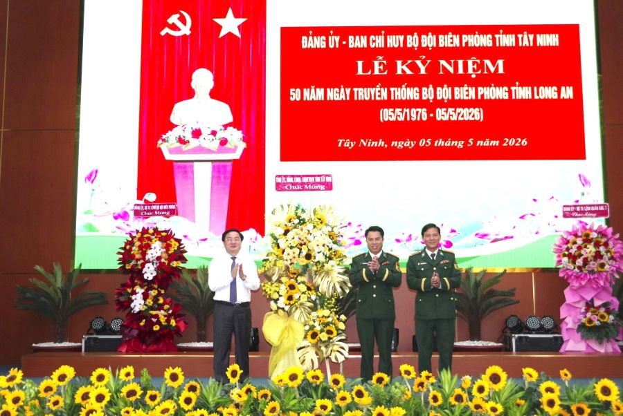 Đồng ch&iacute; Nguyễn Văn Quyết, B&iacute; thư Tỉnh tặng hoa ch&uacute;c mừng 50 năm Ng&agrave;y Truyền thống Bộ đội Bi&ecirc;n ph&ograve;ng tỉnh Long An