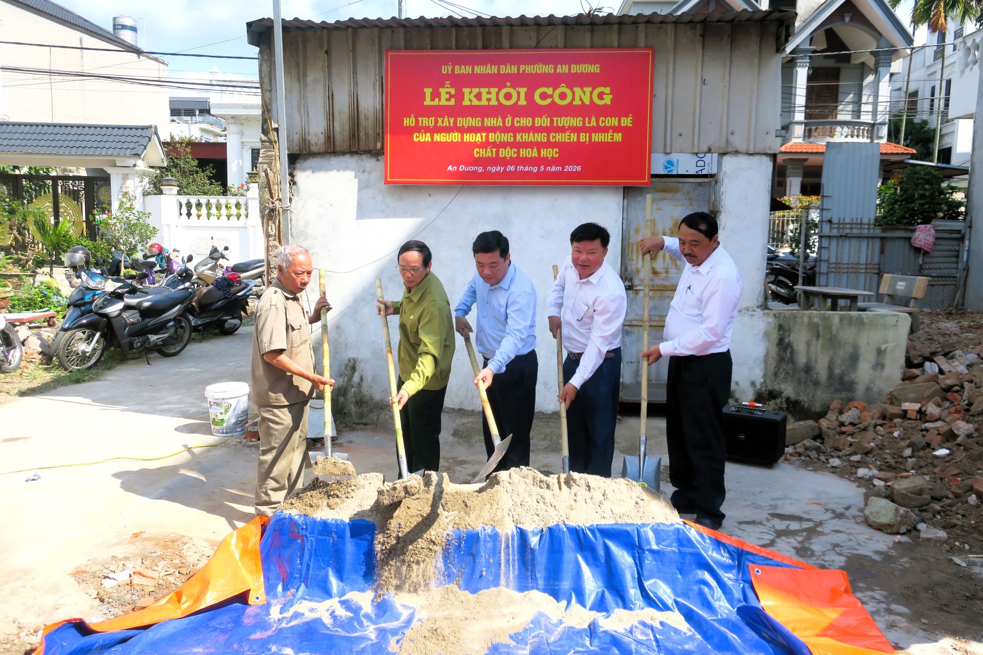 Đại biểu thực hiện nghi thức khởi c&ocirc;ng.