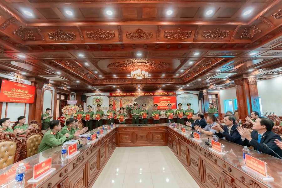 Lãnh đạo Công an tỉnh trao quyết định cho các cán bộ Lãnh đạo Công an tỉnh trao quyết định cho các cán bộ