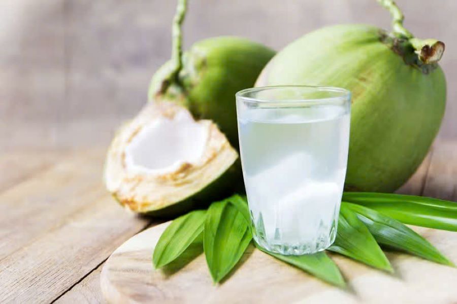 Nước dừa vẫn mang lại nhiều gi&aacute; trị sức khỏe nếu sử dụng ph&ugrave; hợp với đối tượng v&agrave; liều lượng.